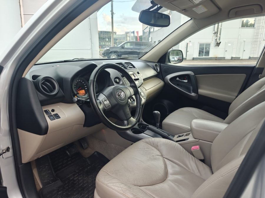 Toyota RAV4 2.4 AT