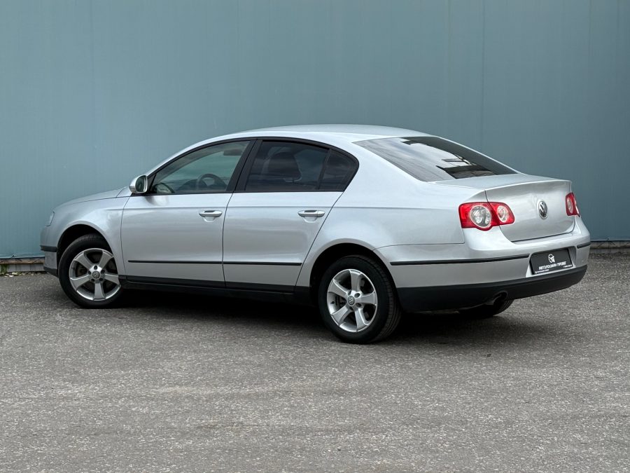 Volkswagen Passat 1.6 MT