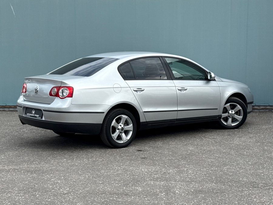 Volkswagen Passat 1.6 MT