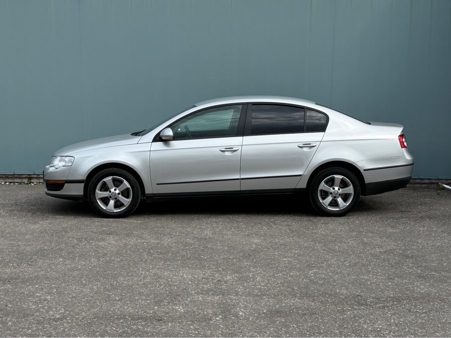 Volkswagen Passat 1.6 MT